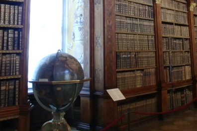 Photo d'une ancienne bibliothèque avec un globe