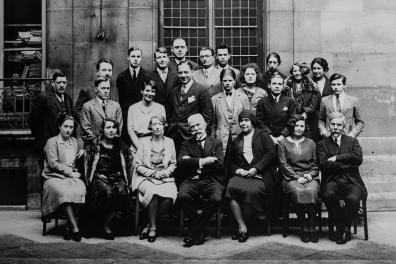 Paul Boyer et les élèves du cours de russe dans la cour du 2 rue de Lille, c.1920