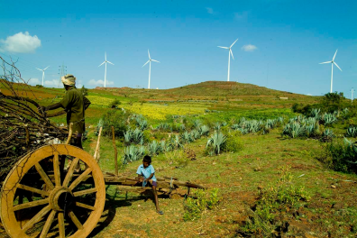 Un agriculteur avec un enfant, une charrette sur une colline verdoyante