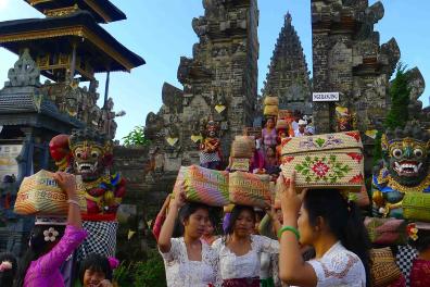 Après la culte, sortie des fidèles (femmes) portant leurs offrandes du temple de l'amont du lac Batur à Bali (Indonésie)