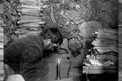 Paul Pelliot examinant des manuscrits dans la cave 17 des grottes de Mogao à Dunhuang entre février et mai 1908