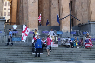 Citoyens avec pancartes