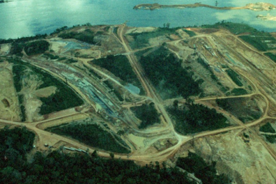 Vue aérienne de la mise en place du chantier de Tucuruí au Pará (Amazonie brésilienne) en 1978.