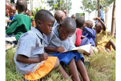 Les enfants apprennent à lire dans la journée, et le soir, ils écoutent des contes et ils apprennent à les dire, en kinyarwanda (Rwanda).