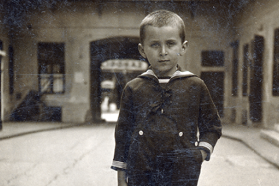 Photo en noir et blanc d'un enfant dans une rue