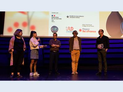 Les membres du jury Inalco remettent le Prix Mondes en regards au réalisateur Camille Ponsin