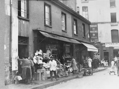 Rue des Hospitalières-Saint-Gervais, à l’angle de la rue des Rosiers