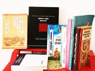 Divers livres dont les couvertures font apparaître des titres en mongol bichig, parfois aux côtés du cyrillique mongol. Photo © 2021 Nomindari Shagdarsuren.