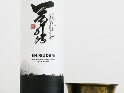 Une boîte de bouteille de nermel arkhi, eau-de-vie distillée à base de lait. Le nom de l’alcool est « Shigüderi » (prononcé « shüüder » dans la langue parlée actuelle) signifiant la rosée. Photo © 2021 Nomindari Shagdarsuren.