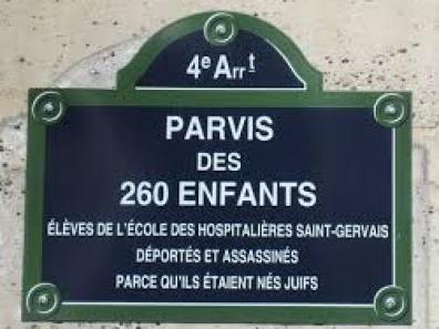 Plaque de rue : "PARVIS DES 260 ENFANTS Elèves de l'école des Hospitalières saint-Gervais déportés et assassinés parce qu'ils étaient nés juifs"