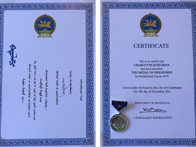 Certificats en mongol et en français de la Médaille de l'amitié (Nairamdal) 2021 de Mongolie à Charlotte Marchina
