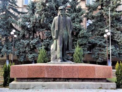 Comrat, Place centrale Statue Lenine.