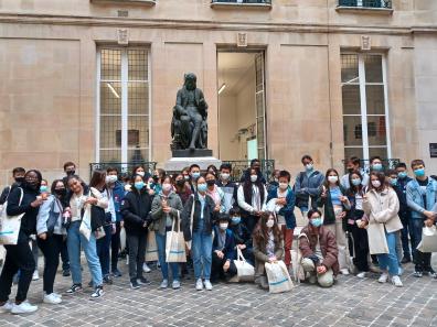Photo de groupe devant la statue d’Antoine Isaac Sylvestre de Sacy