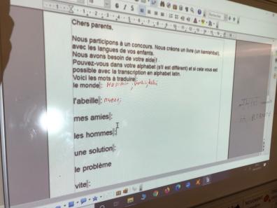 Fig. 4. Photo d’une activité de comparaisons linguistiques en classe, préalablement préparée avec les parents, pour créer le texte plurilingue du kamishibaï. Photo Barbara Fallon. Paris. 2021. 