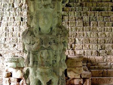 Base de l’escalier du Temple 26 de Copán, dit "Grand Escalier Hiéroglyphique" (avec à son pied la Stèle M / Monument CPN24). Photographie de l’auteur.