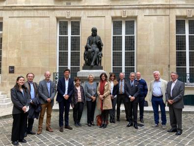 Membres du Conseil d'administration de la Fondation Inalco. De gauche à droite : Margaux Charles (Chargée de développement de la Fondation Inalco), Philippe Aguignier, Julien Vercueil, Jean-François Huchet, Anaïd Donabedian, Manuelle Franck, Delphine Alles