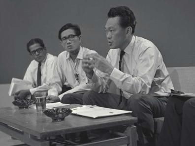 Lee Kuan Yew (à droite) annonce l’indépendance de Singapour lors d’une conférence de presse le 9 août 1965. (Source : The Straits Times, 11 juillet 2011)