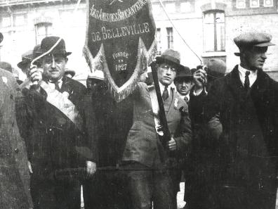 Défilé des membres de la Société de secours mutuel des Amis brocanteurs de Belleville, 1930 (Mémorial de la Shoah, Paris)