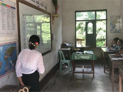 Enseignement de Shan (Tai Long) dans une école à proximité de Kentung.