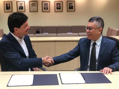 Signature de l'entente entre l'Inalco et la Faculty of Arts & Social Science de l'Université nationale de Singapour (NUS). Sur la photo, les professeurs J..-F. Huchet et R. Goh (doyen de la FASS NUS).