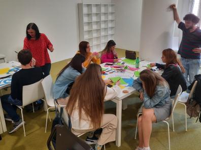 Photo d'un groupe d'élèves à la Bulac lors d'un ateliers d'écriture plurilingue