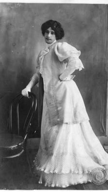 Photo en noir et blanc d'une dame vêtue d'une robe blanche