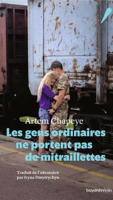 Un militaire et une jeune femme qui s'en lassent devant une porte rouillée