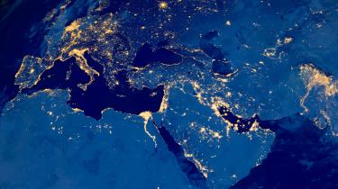 Carte du monde vue de nuit avec les continents éclairés