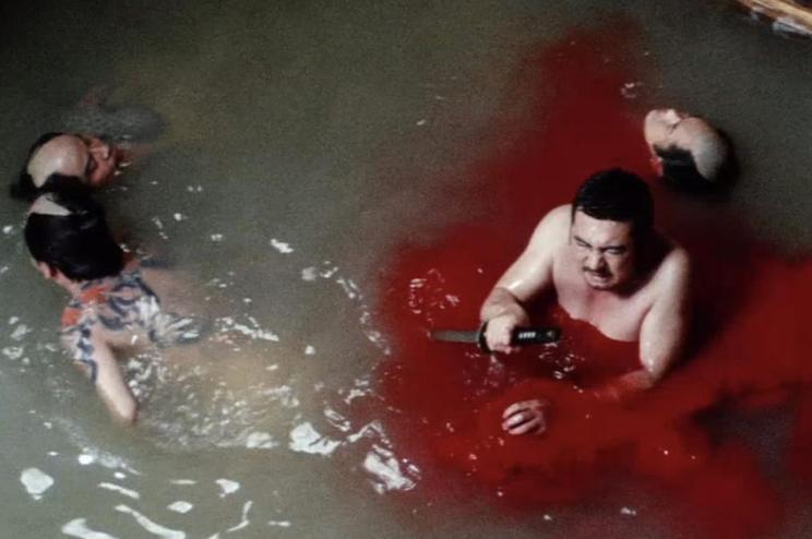 Deux hommes dans un bain de sang