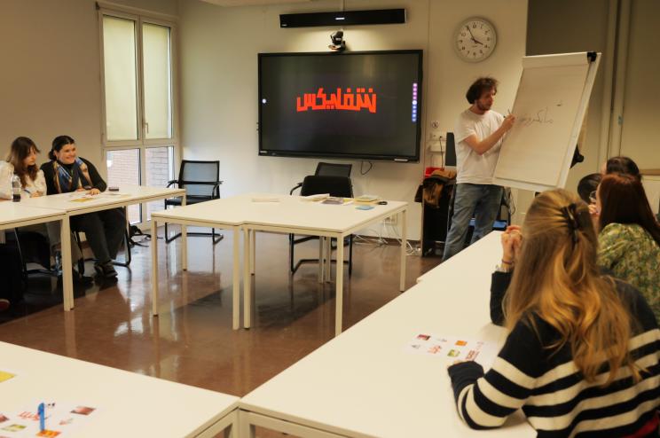 Atelier en classe avec écran numérique