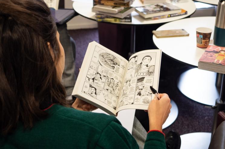 Personne lisant un manga