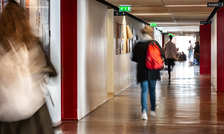 Couloir de l'Inalco (PLC) avec étudiants