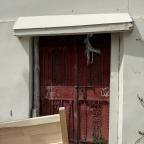 Porte d'une maison abandonnée au centre de la rue Karma Gungsang (Lhassa), Tibet