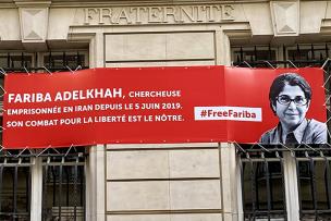 Banderole de soutien à Fariba Adelkhah sur la façade de la Maison de la recherche- mars 2022