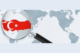 Carte du monde centrée sur l'océan Pacifique avec une loupe focalisée sur la Turquie