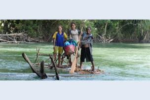 Enfants de Papouasie Nouvelle-Guinée jouant dans une rivière