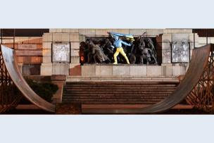 Monument composé de soldats avec un drapeau ukrainien