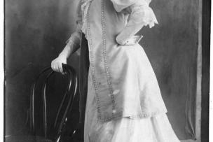 Photo en noir et blanc d'une dame vêtue d'une robe blanche