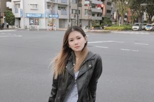 Portrait d'une jeune femme dans la rue 