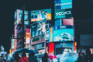 Un groupe de personnes sous les parapluies sur un grande place à  Shibuya, Japon