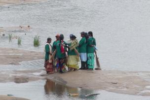 Femmes indiennes au bord du fleuve