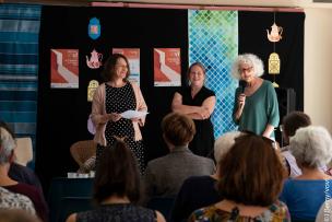 Raphaëlle Pache (à gauche), lauréate du Prix de la traduction 2023, aux côtés de Marie Vrinat-Nikolov et Nathalie Carré
