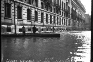 Deux hommes dans une barque lors de la crue de la Seine en 1910