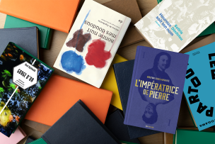 Pile de livres sur une table