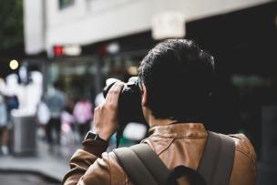 Homme en train de prendre une photo de rue