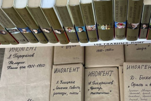 Rangées de livres et boîtes de rangement marron clair