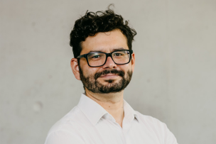Photo d'un homme brun avec une barbe et des lunettes