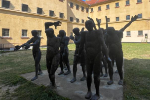 Statues en bronze entourées de bâtiment