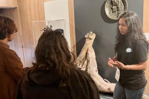 Une personne fait une présentation devant deux autres personnes