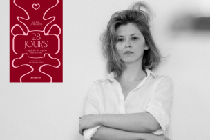Photo en noir et blanc d'une jeune femme bras croisés cheveux au vent avec sur la gauche la couverture d'un livre rouge